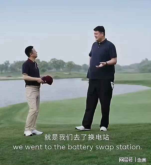 贝尔萨定妆照看向地面引争议，博主：因为他觉得自己不是模特